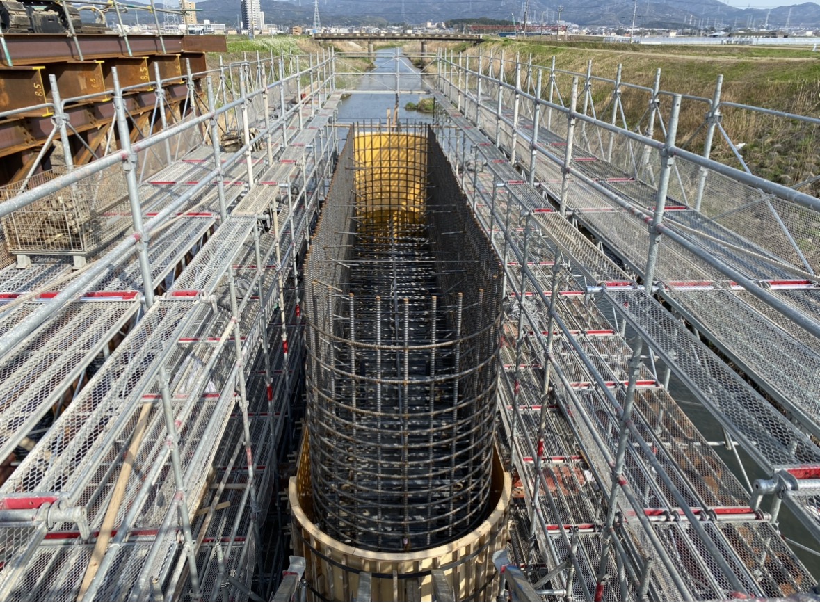 岡崎市　河川の橋脚建設に伴う足場工事
